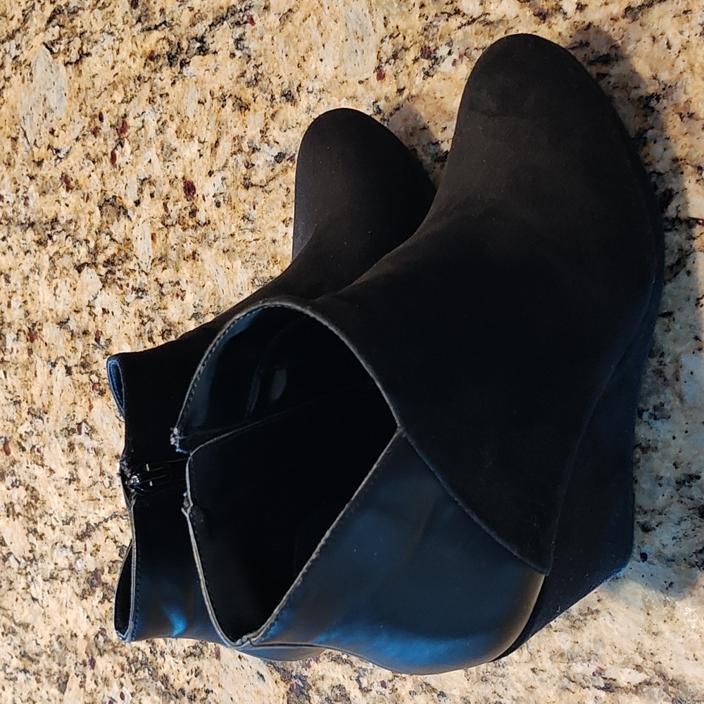 Impo Black Suede Wedge Booties (size 8.5)